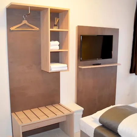 Hana Hotell 2*